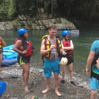 Alternative view of Día completo de RAFTING en Aguas Blancas En El RIO SAMANA CERCA DE MEDELLIN