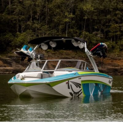 Wakeboard Guatapé: En Lancha semi-profesional de Lujo