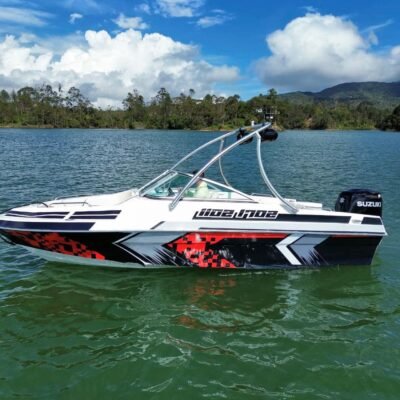 Wakeboard en Guatapé en Lancha Deportiva de lujo Sencilla