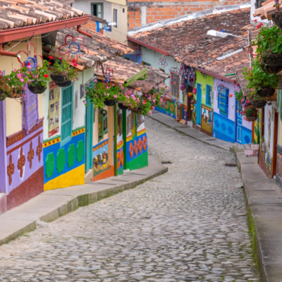Calles de guatape tour a guatape con koora trip